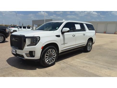 Used 2023 GMC Yukon XL Denali Ultimate AWD/4WD image 4