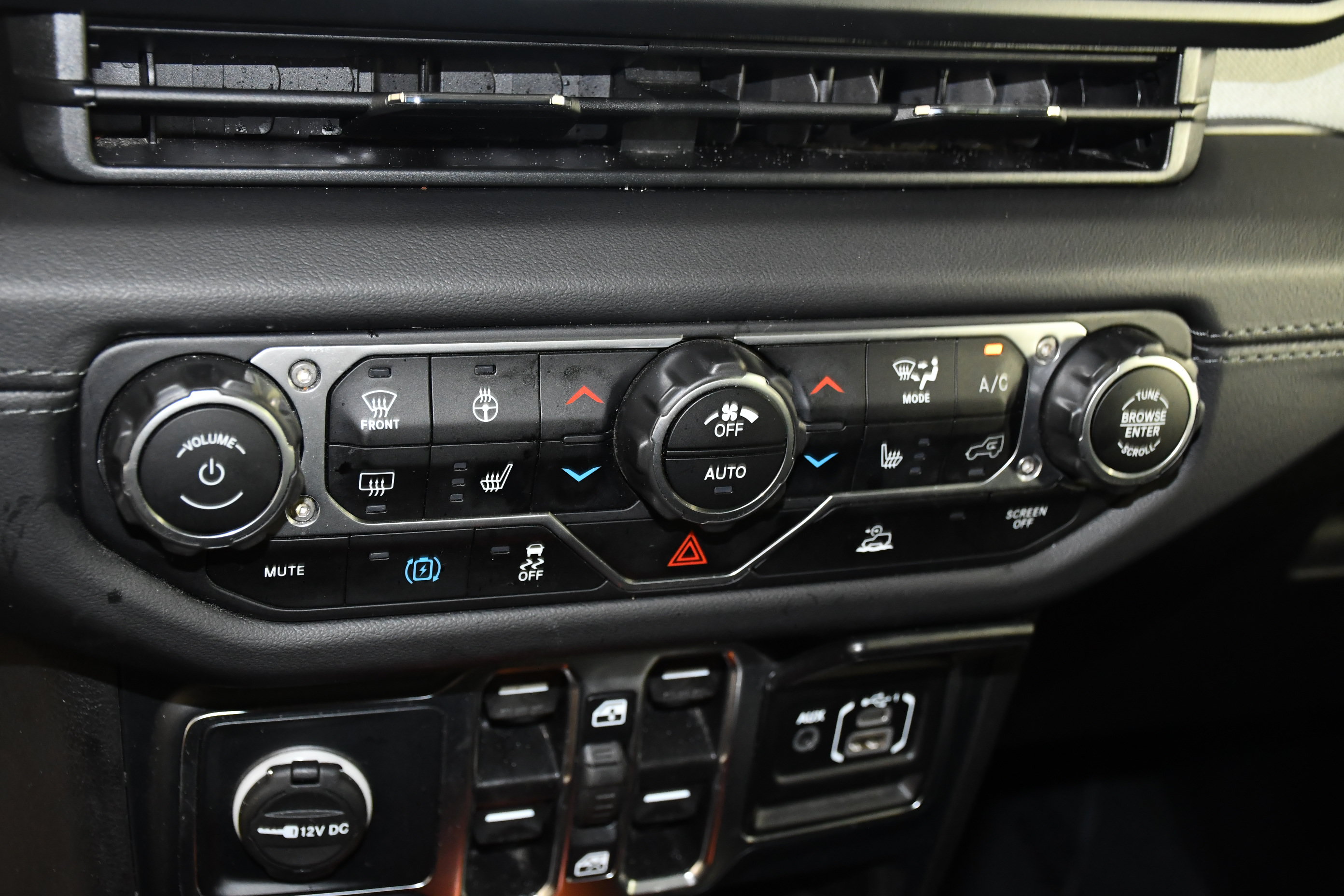 Used 2024 Jeep Wrangler Unlimited Sahara AWD/4WD image 30