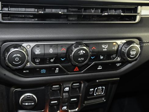 Used 2024 Jeep Wrangler Unlimited Sahara AWD/4WD image 30
