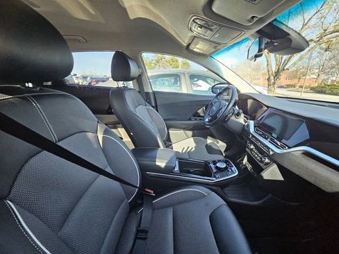 Used 2022 Kia Niro EX image 8