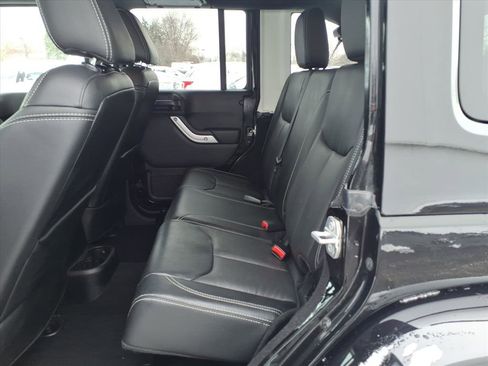 Used 2018 Jeep Wrangler Unlimited Sahara w/ Connectivity Group image 9