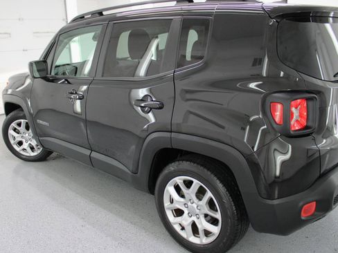 Used 2017 Jeep Renegade Latitude FWD image 16