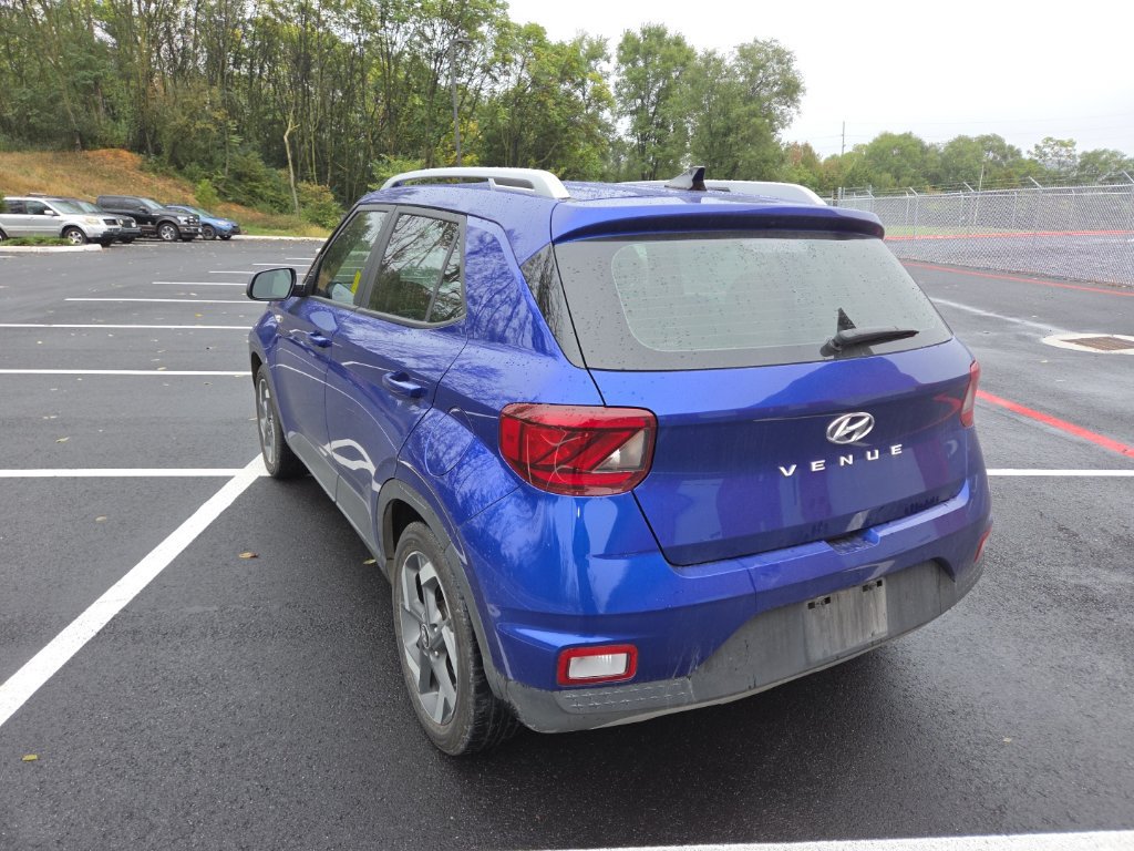 Certified 2022 Hyundai Venue Limited w/ Cargo Package FWD image 11