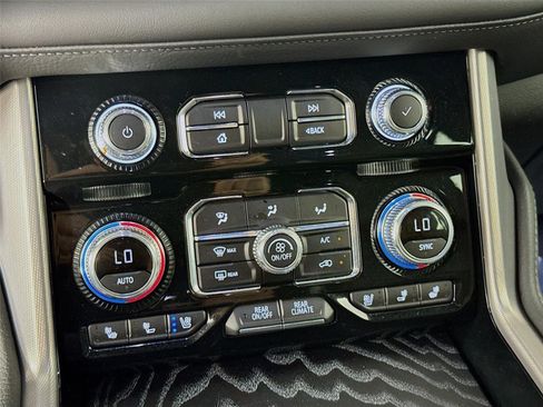 Used 2024 GMC Yukon Denali AWD/4WD image 17