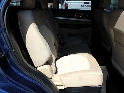 Used 2017 Ford Explorer XLT image 10