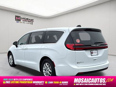 Used 2023 Chrysler Pacifica Touring-L FWD image 5
