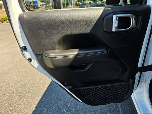 Used 2021 Jeep Wrangler Unlimited Sahara w/ Uconnect 4C Nav & Sound Group AWD/4WD image 14