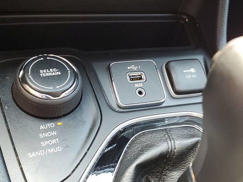 Certified 2019 Jeep Cherokee Limited AWD/4WD image 30