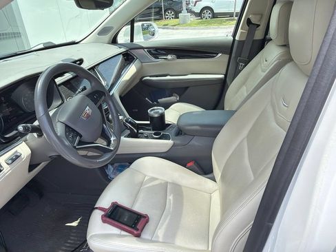Used 2020 Cadillac XT6 Premium Luxury FWD image 2
