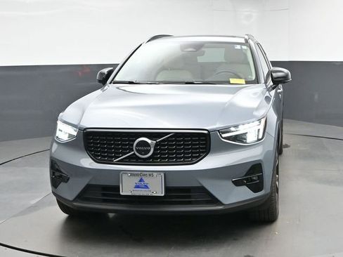 Used 2023 Volvo XC40 B5 Plus w/ Protection Package Premier AWD/4WD image 3