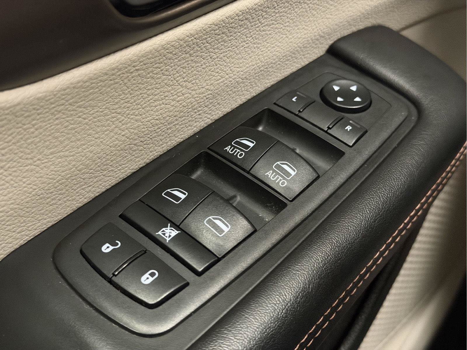 Used 2018 Chrysler Pacifica Touring-L FWD image 40