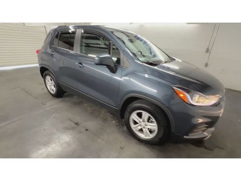 Used 2022 Chevrolet Trax LT w/ LT Convenience Package FWD image 2