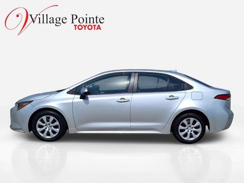 Used 2025 Toyota Corolla LE FWD image 2