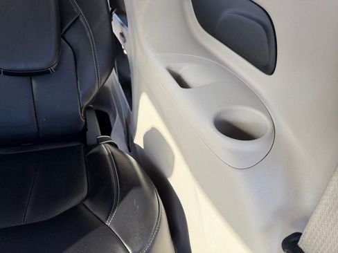 Used 2024 Chrysler Pacifica Touring-L image 21