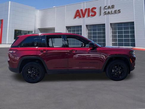 Used 2025 Jeep Grand Cherokee Altitude AWD/4WD image 5