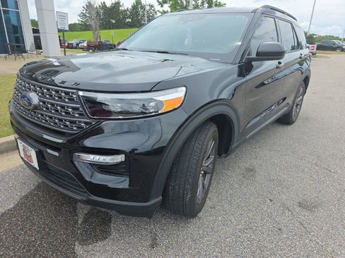Used 2024 Ford Explorer XLT w/ Equipment Group 202A RWD image 2