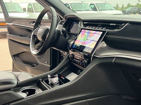 Used 2024 Jeep Grand Cherokee Limited w/ Luxury Tech Group II image 30