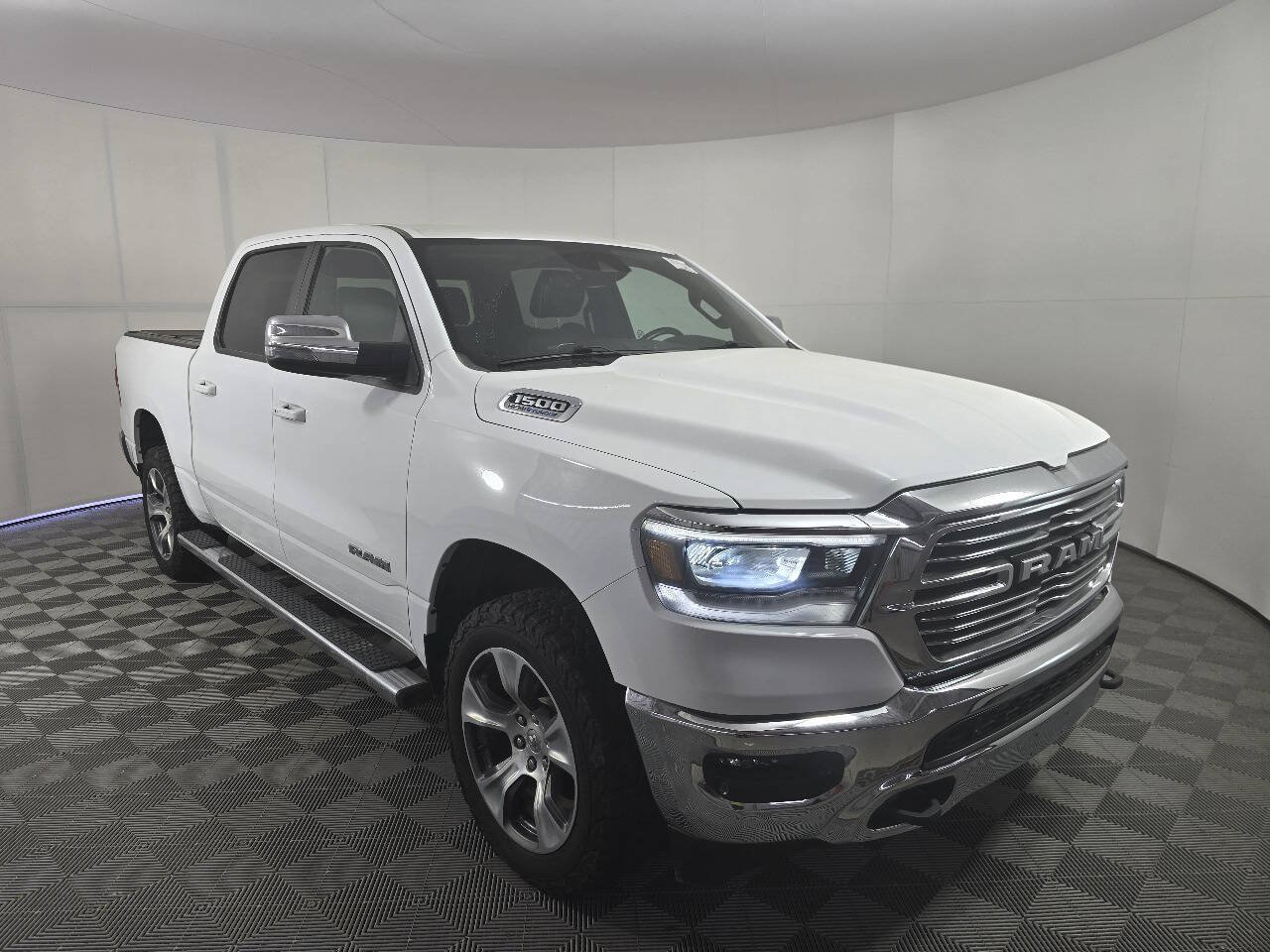 Used 2023 RAM 1500 Laramie AWD/4WD image 5