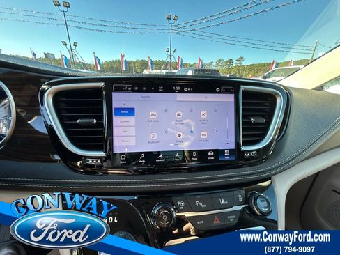 Used 2022 Chrysler Pacifica Limited w/ Uconnect Theater Family Group image 42