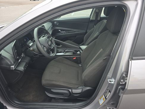 Used 2025 Hyundai Elantra SE FWD image 4