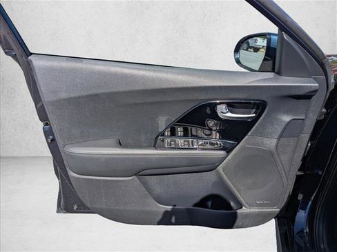 Used 2022 Kia Niro EX image 23
