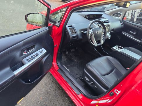 Used 2016 Toyota Prius V Five image 19