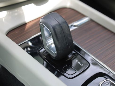 Used 2022 Volvo XC60 T8 Inscription Expression w/ Advanced Package image 25