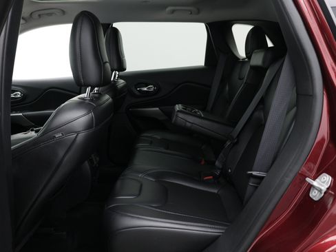 Used 2019 Jeep Cherokee Latitude Plus w/ Comfort/Convenience Group FWD image 39