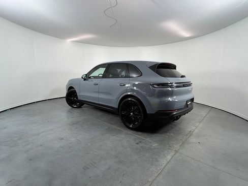 Used 2025 Porsche Cayenne AWD/4WD image 3