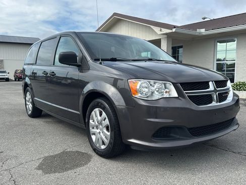 Used 2019 Dodge Grand Caravan SE w/ UConnect Hands-Free Group FWD image 7