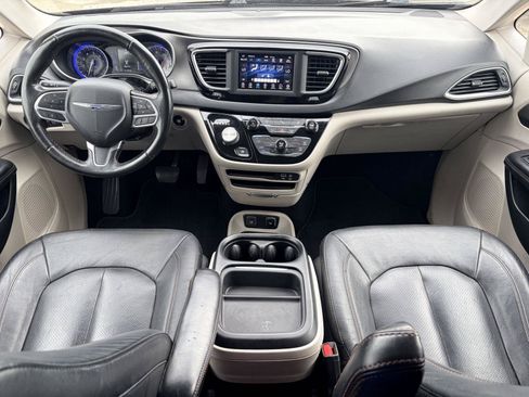 Used 2020 Chrysler Pacifica Touring-L FWD image 22