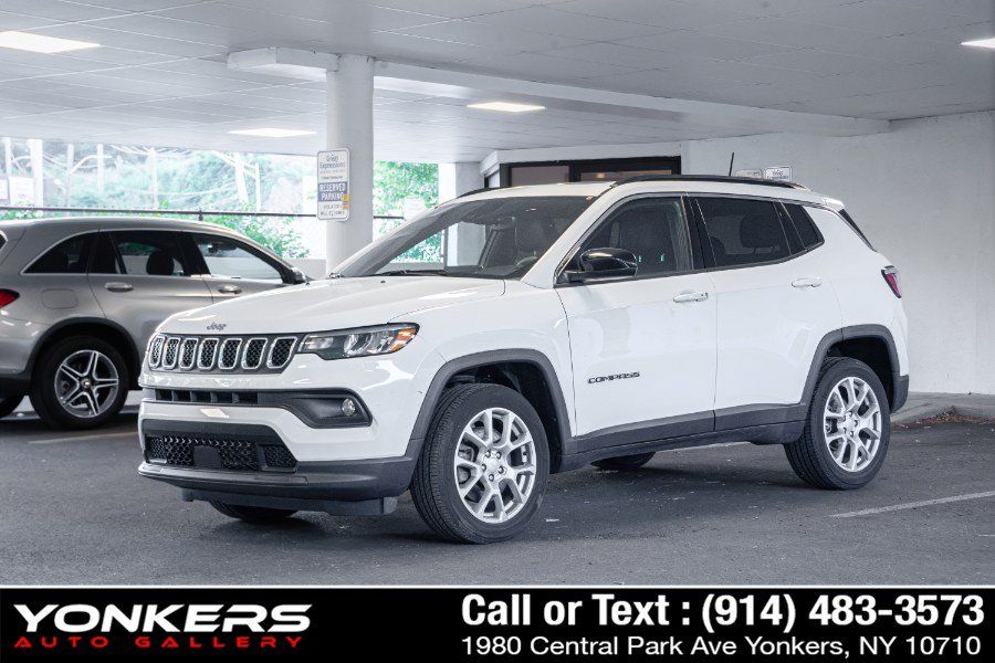 Used 2023 Jeep Compass Latitude w/ Sun and Sound Group AWD/4WD image 1
