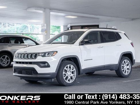 Used 2023 Jeep Compass Latitude w/ Sun and Sound Group AWD/4WD image 1