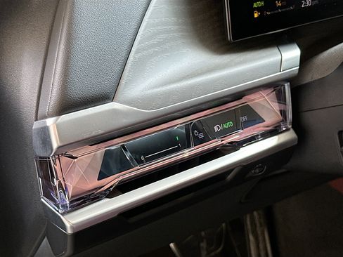 Used 2023 BMW 760i xDrive image 10