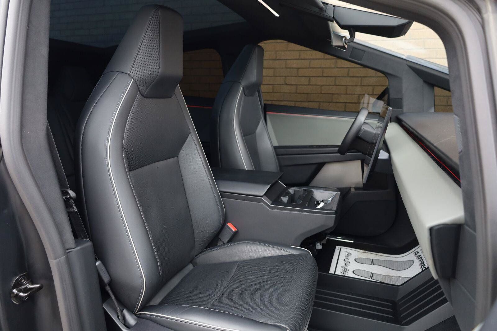 Used 2025 Tesla Cybertruck AWD Crew Cab image 29