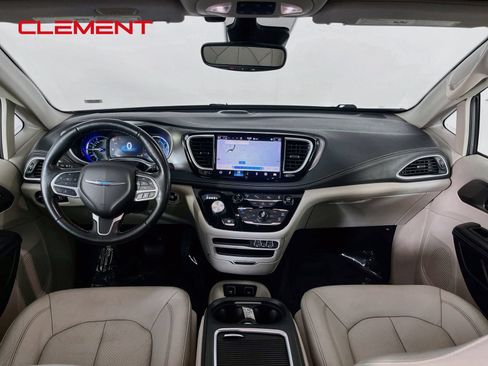 Used 2021 Chrysler Pacifica Touring-L FWD image 11
