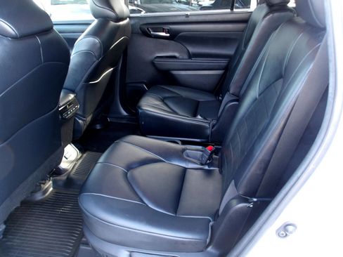 Used 2023 Toyota Highlander XLE image 10