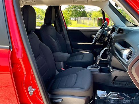 Used 2018 Jeep Renegade Latitude w/ Cold Weather Group AWD/4WD image 9