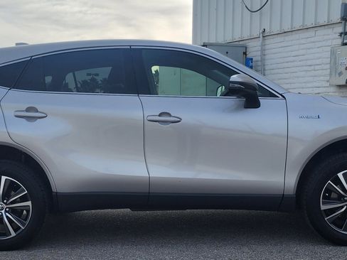 Used 2021 Toyota Venza image 4