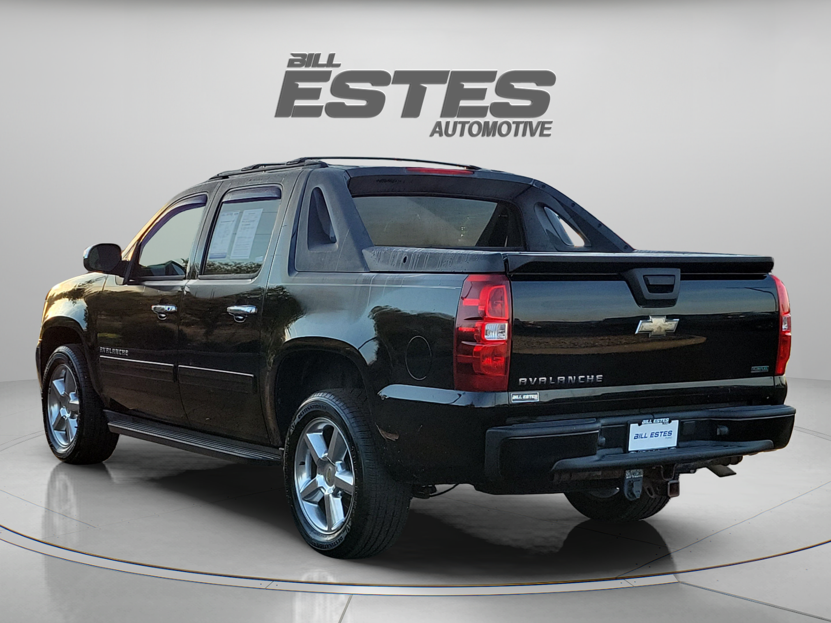 Used 2011 Chevrolet Avalanche LS w/ Regional Value Package AWD/4WD image 2