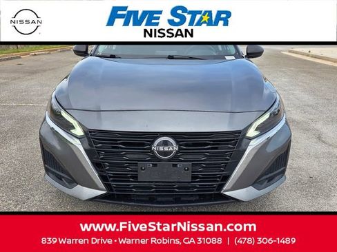 Used 2024 Nissan Altima 2.5 SV FWD image 2