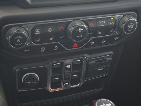 Used 2020 Jeep Wrangler Unlimited Sahara image 22