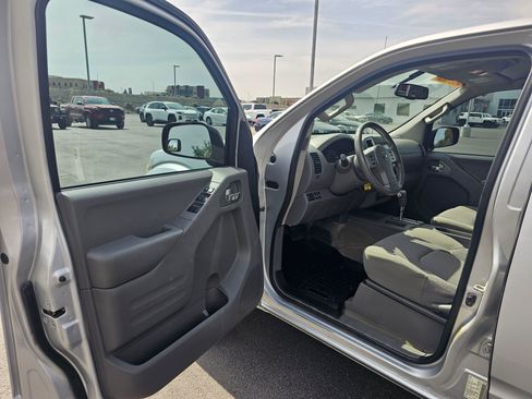 Used 2016 Nissan Frontier SV w/ SV Value Truck Package AWD/4WD image 18