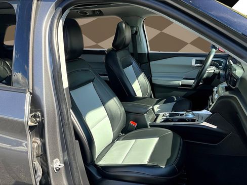 Used 2022 Ford Explorer XLT w/ Equipment Group 202A image 7