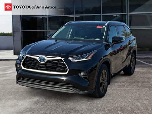 Used 2022 Toyota Highlander Bronze Edition AWD/4WD image 2