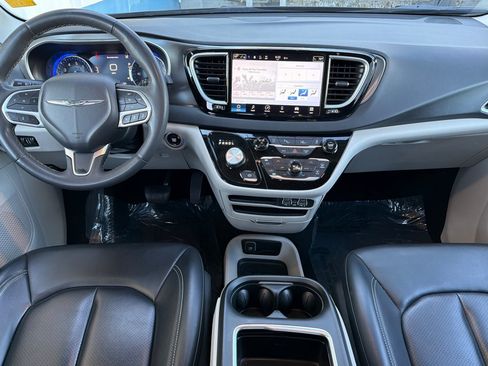Used 2023 Chrysler Pacifica Touring-L FWD image 10