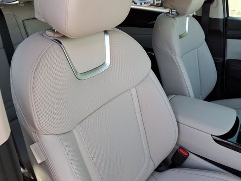 Certified 2025 Hyundai Tucson Limited FWD image 12