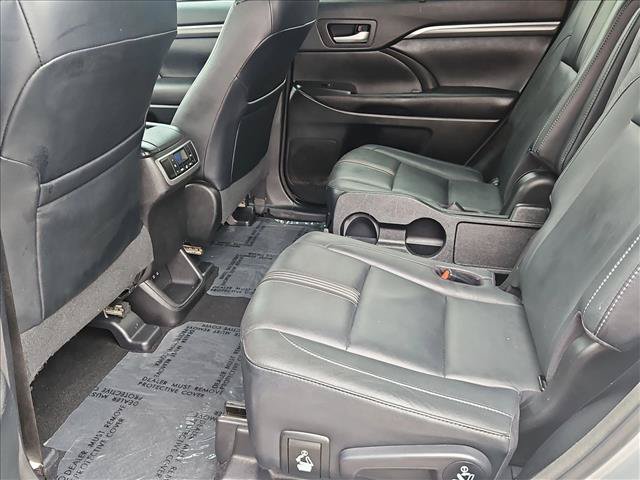 Used 2017 Toyota Highlander SE FWD image 24
