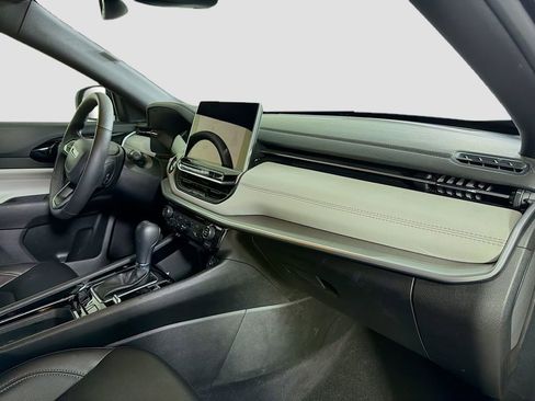 Used 2025 Jeep Compass Limited image 31