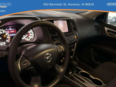 Used 2017 Nissan Pathfinder S image 18